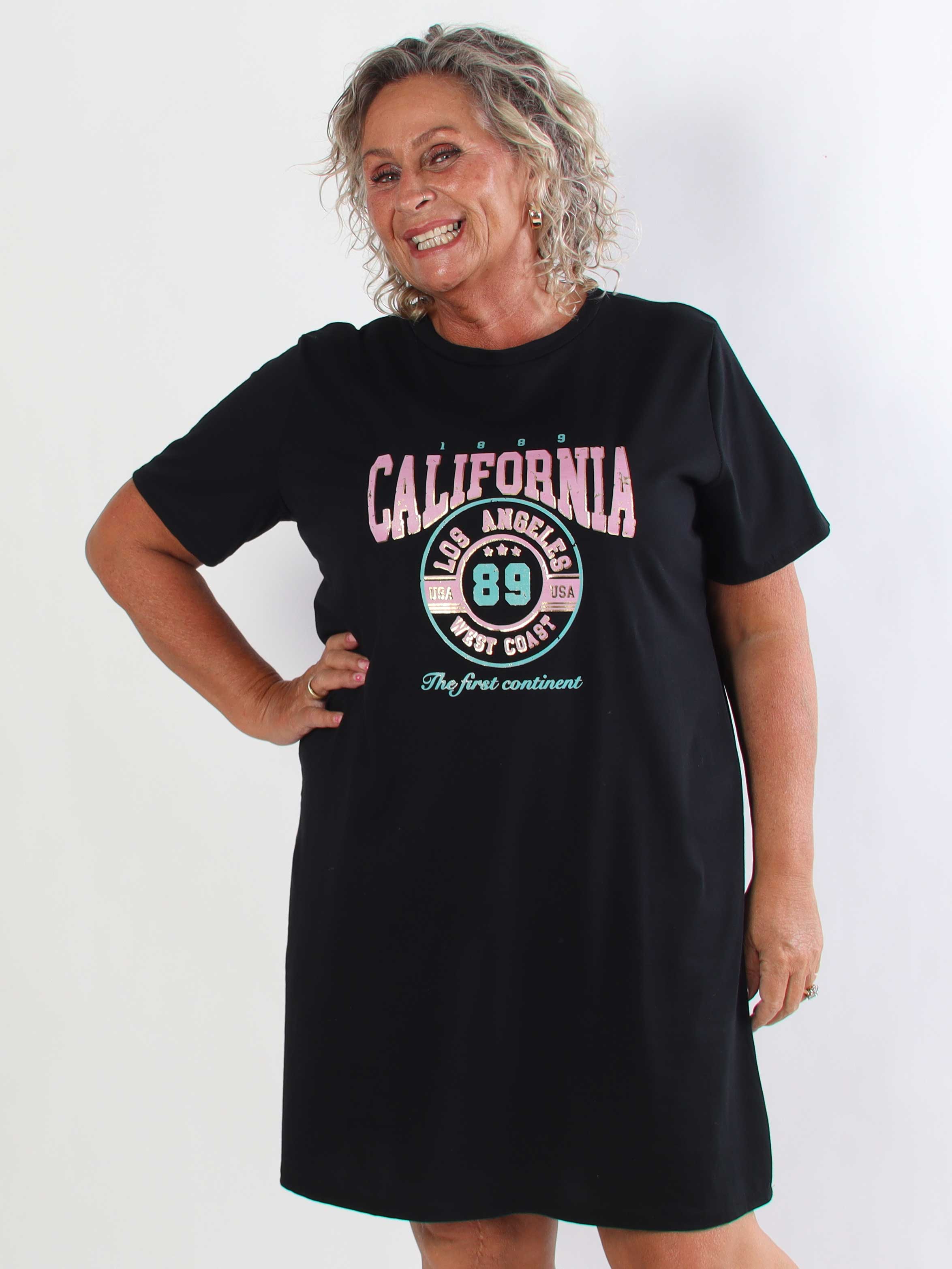 Meriam - Plus size t-shirtklänning med ett coolt, amerikanskinspirerat tryck
